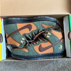 SB Nike Men's Olive and Tan Sneakers (never worn)
Comes w/ 3 pairs of laces
